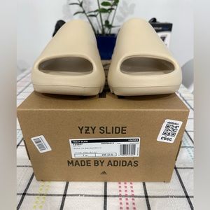 Yeezy Slide size 7. Color: Bone